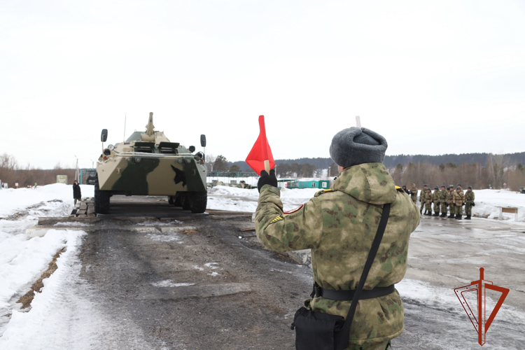 В Новосибирском военном институте Росгвардии состоялись соревнования на звание лучшего водителя БТР