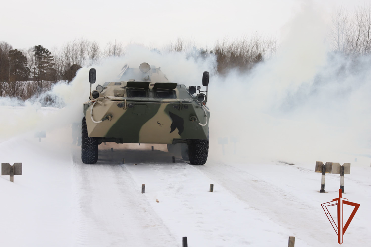 В Новосибирском военном институте Росгвардии состоялись соревнования на звание лучшего водителя БТР
