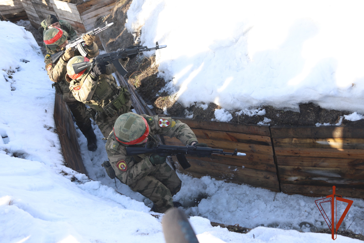 Курсанты Новосибирского военного института Росгвардии отработали тактику действий подразделений с учетом опыта СВО 