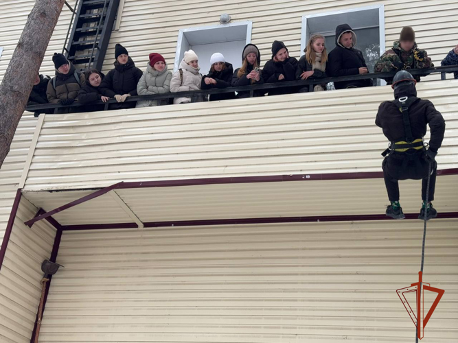 В Новосибирске спецназовцы ОМОНа на транспорте обучили подростков азам своей профессии