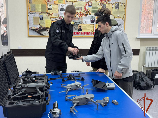 В Новосибирске спецназовцы ОМОНа на транспорте обучили подростков азам своей профессии