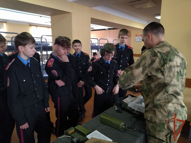 В Новосибирске военнослужащие Росгвардии провели для школьников день открытых дверей