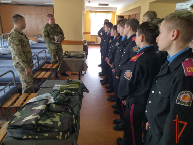 В Новосибирске военнослужащие Росгвардии провели для школьников день открытых дверей