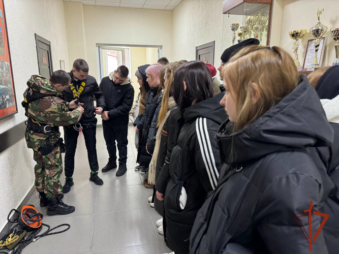 В Новосибирске спецназовцы ОМОНа на транспорте обучили подростков азам своей профессии