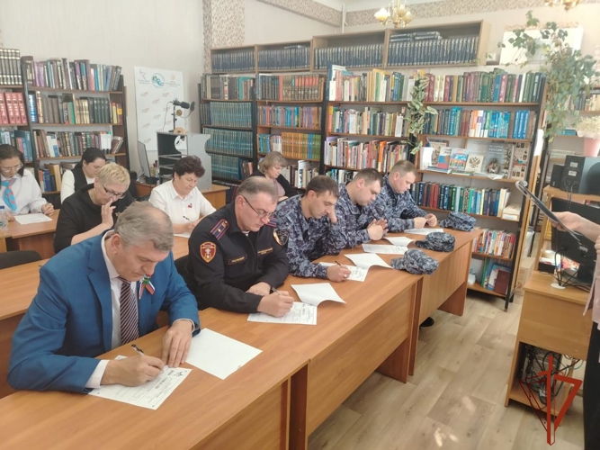 В Новосибирской области военнослужащие и сотрудники Росгвардии приняли участие в патриотической акции «Диктант Победы»
