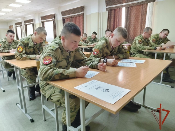 В Новосибирской области военнослужащие и сотрудники Росгвардии приняли участие в патриотической акции «Диктант Победы»