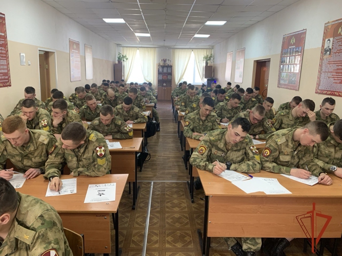 В Новосибирской области военнослужащие и сотрудники Росгвардии приняли участие в патриотической акции «Диктант Победы»
