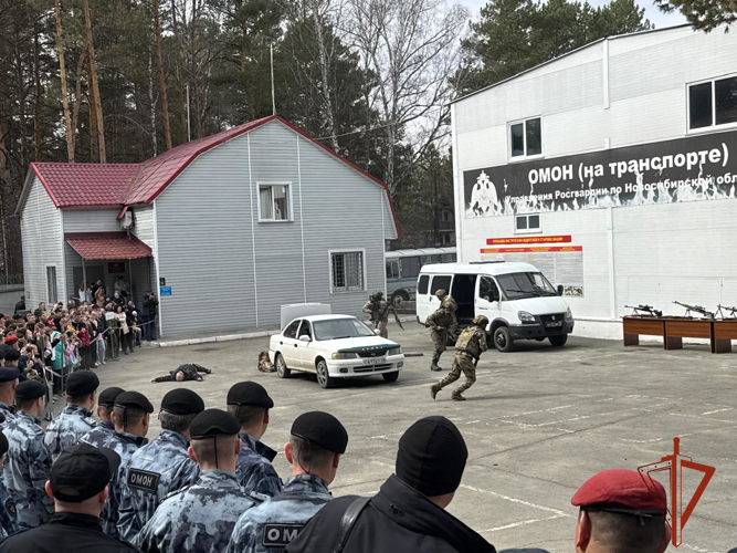 В Новосибирске в день образования транспортного ОМОНа Росгвардии прошел день открытых дверей 