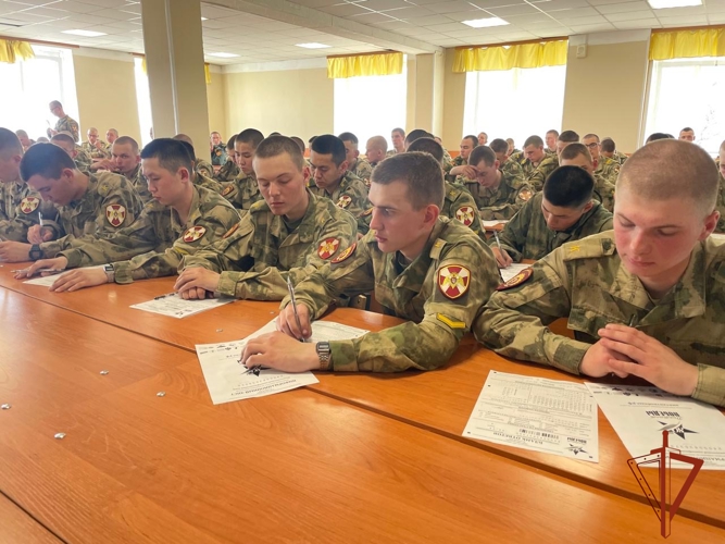 В Новосибирской области военнослужащие и сотрудники Росгвардии приняли участие в патриотической акции «Диктант Победы»