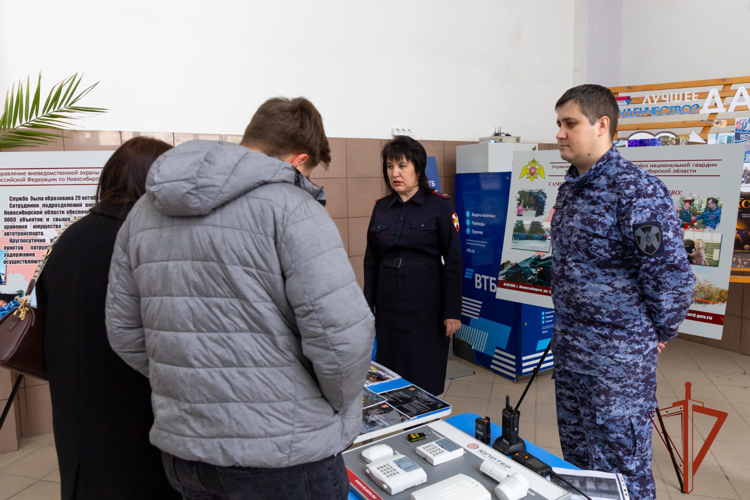 Сотрудники вневедомственной охраны Росгвардии приняли участие в ярмарке вакансий 