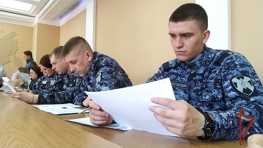 В Новосибирской области военнослужащие и сотрудники Росгвардии приняли участие в патриотической акции «Диктант Победы»