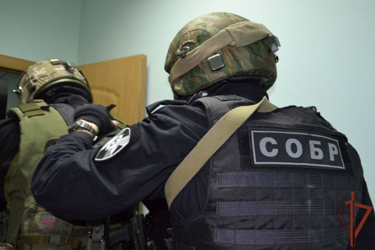 Офицеры СОБР Росгвардии задержали подозреваемого в вымогательстве крупной суммы