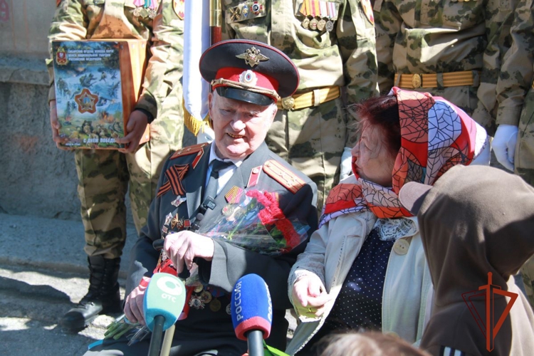 В Новосибирске военнослужащие Росгвардии поздравили ветеранов  Великой Отечественной войны персональным парадом