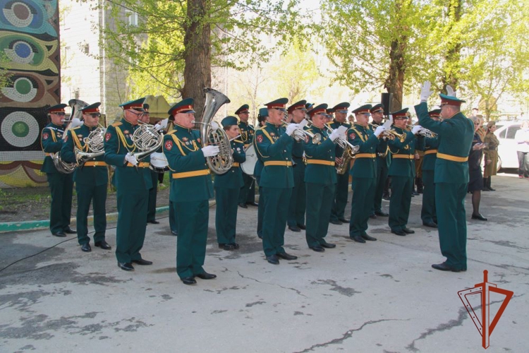 В Новосибирске военнослужащие Росгвардии поздравили ветеранов  Великой Отечественной войны персональным парадом