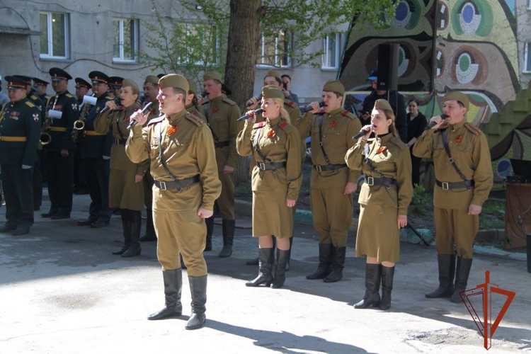 В Новосибирске военнослужащие Росгвардии поздравили ветеранов  Великой Отечественной войны персональным парадом