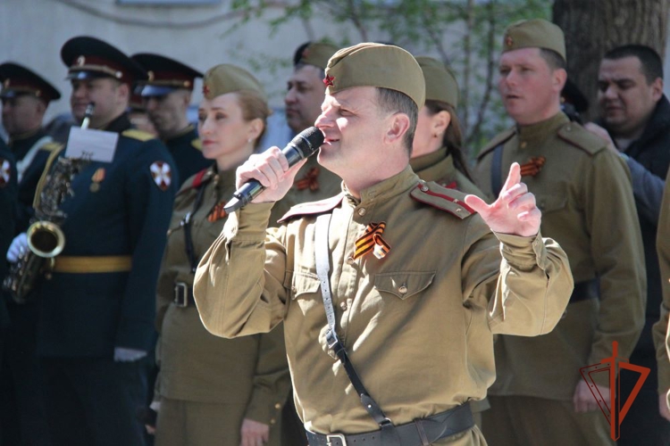 В Новосибирске военнослужащие Росгвардии поздравили ветеранов  Великой Отечественной войны персональным парадом