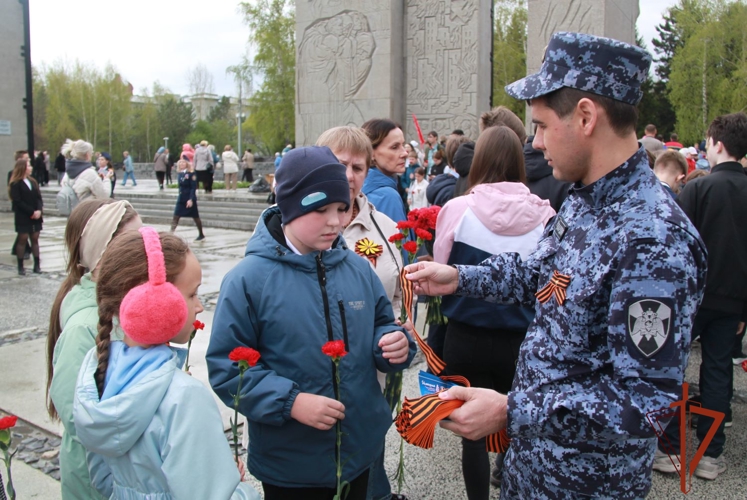 В Новосибирске сотрудники вневедомственной охраны и курсанты военного института Росгвардии вручили горожанам георгиевские ленточки 