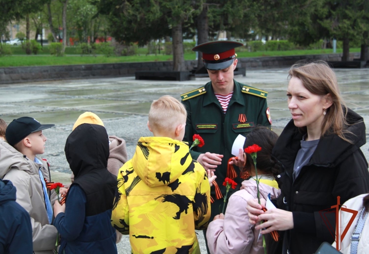 В Новосибирске сотрудники вневедомственной охраны и курсанты военного института Росгвардии вручили горожанам георгиевские ленточки 