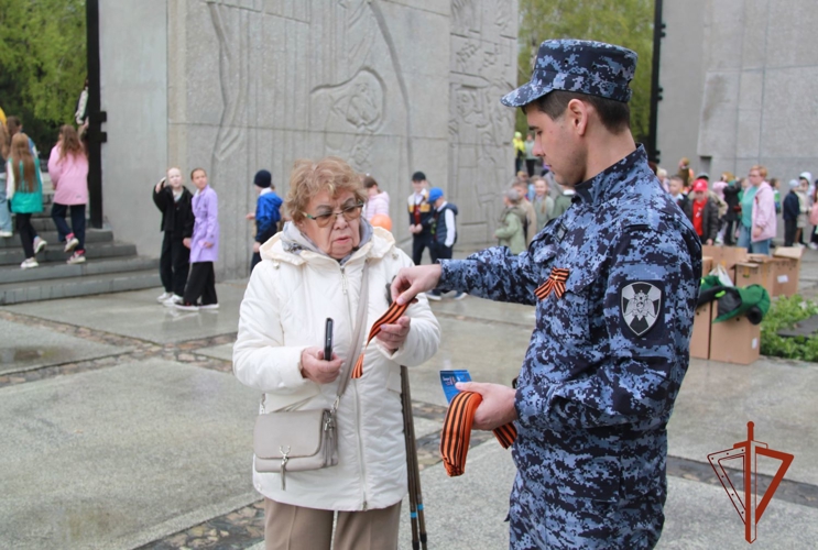 В Новосибирске сотрудники вневедомственной охраны и курсанты военного института Росгвардии вручили горожанам георгиевские ленточки 
