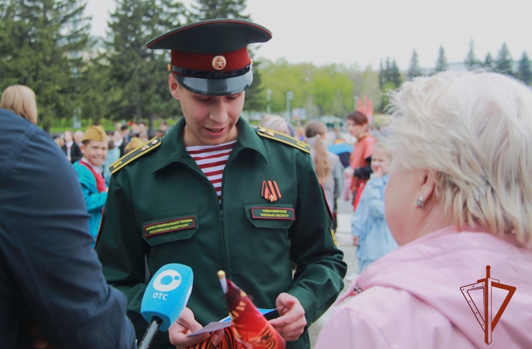 В Новосибирске сотрудники вневедомственной охраны и курсанты военного института Росгвардии вручили горожанам георгиевские ленточки 