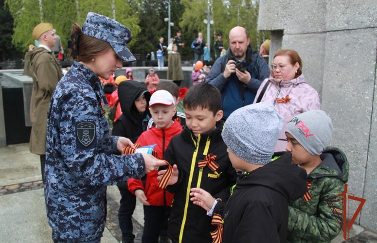 В Новосибирске сотрудники вневедомственной охраны и курсанты военного института Росгвардии вручили горожанам георгиевские ленточки 