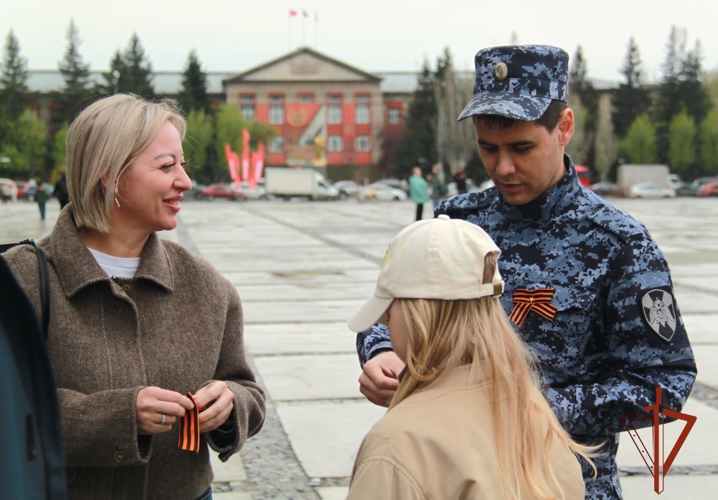 В Новосибирске сотрудники вневедомственной охраны и курсанты военного института Росгвардии вручили горожанам георгиевские ленточки 