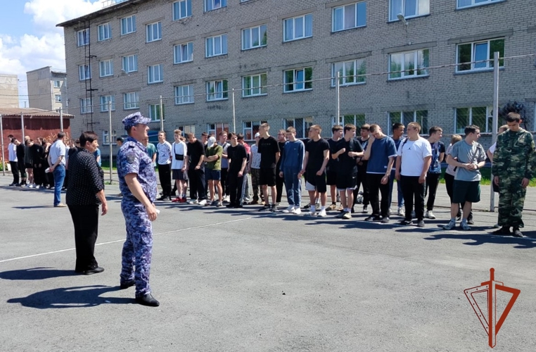 Представитель вневедомственной охраны Росгвардии принял участие в военных сборах для будущих призывников