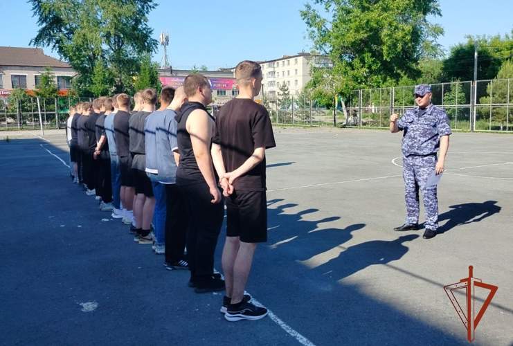 Представитель вневедомственной охраны Росгвардии принял участие в военных сборах для будущих призывников
