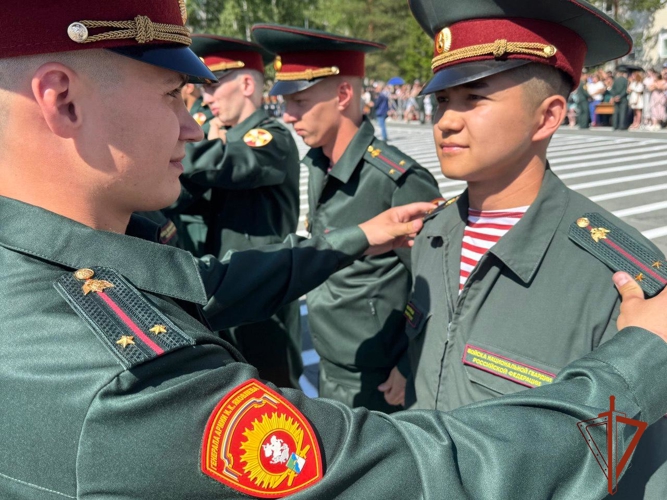 Выпускники Новосибирского военного института Росгвардии получили первые офицерские звания 