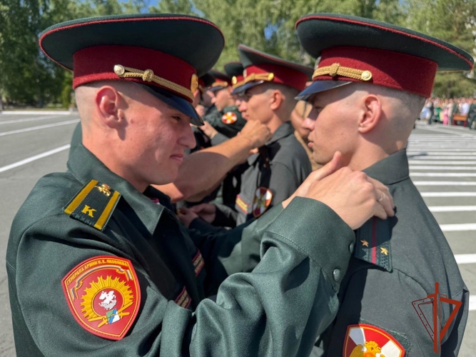 Выпускники Новосибирского военного института Росгвардии получили первые офицерские звания 