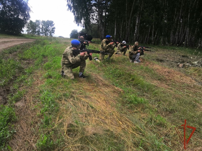 Сотрудники и военнослужащие Росгвардии провели полевые занятия для школьников в Новосибирской области