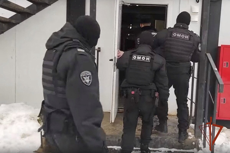 При силовой поддержке бойцов ОМОН Росгвардии пресечён факт незаконного оборота табачной продукции в Новосибирске