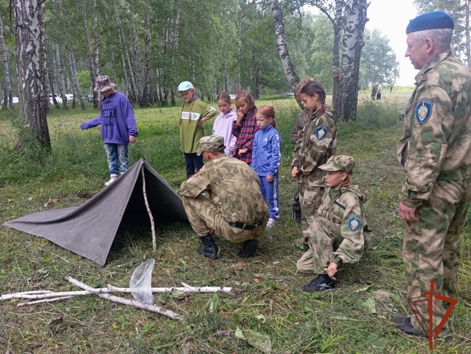 Сотрудники и военнослужащие Росгвардии провели полевые занятия для школьников в Новосибирской области
