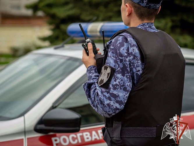 В Новосибирске экипаж вневедомственной охраны Росгвардии задержал по приметам подозреваемого в разбое (Видео)