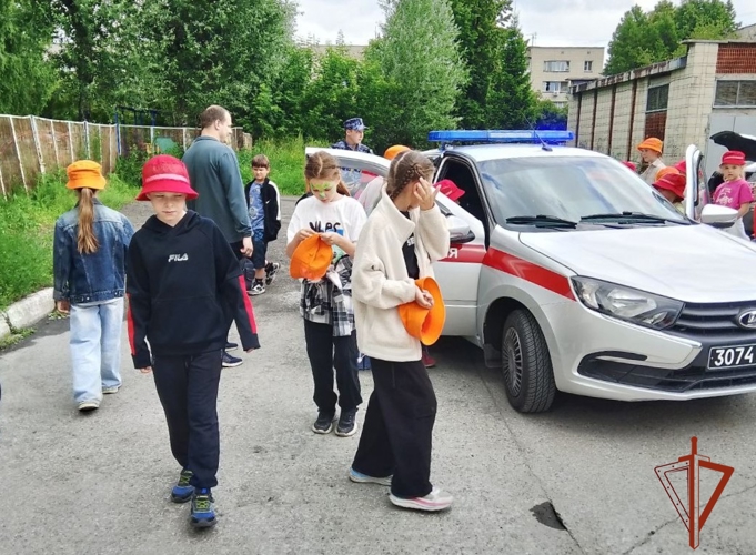 В Новосибирске сотрудники вневедомственной охраны Росгвардии встретились со школьниками