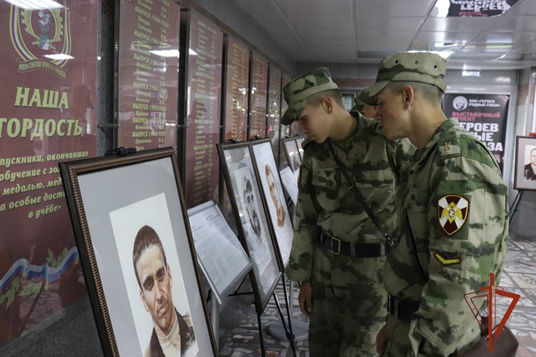 В военном институте Росгвардии организована художественная выставка, посвященная участникам СВО