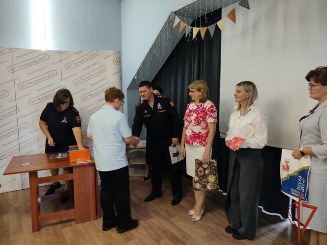 В Новосибирской области сотрудники Росгвардии присоединились к мероприятиям, приуроченным ко Дню Государственного флага