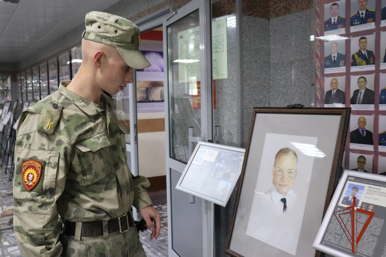 В военном институте Росгвардии организована художественная выставка, посвященная участникам СВО
