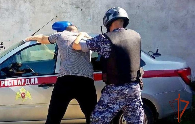 В Новосибирске сотрудниками вневедомственной охраны Росгвардии по горячим следам задержан подозреваемый в тяжком преступлении