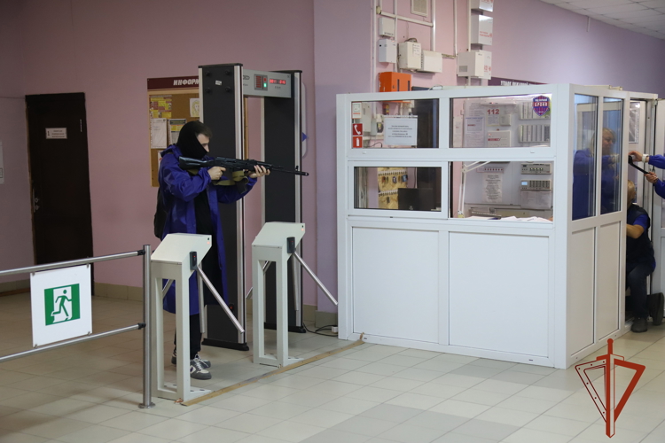 В Новосибирске проходят учения по обеспечению безопасности на объектах образования