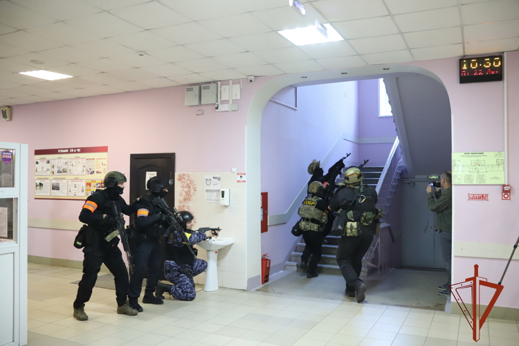 В Новосибирске проходят учения по обеспечению безопасности на объектах образования