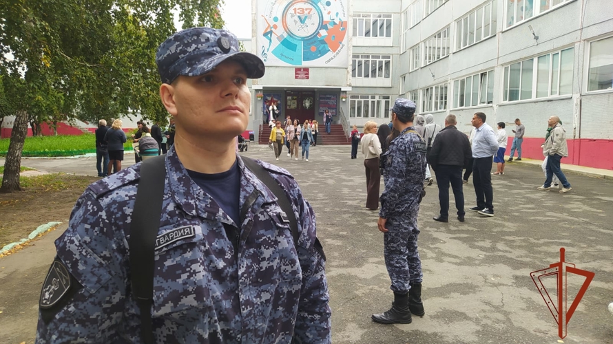В День знаний представители Росгвардии обеспечили безопасность школьных линеек и поздравили учащихся с праздником