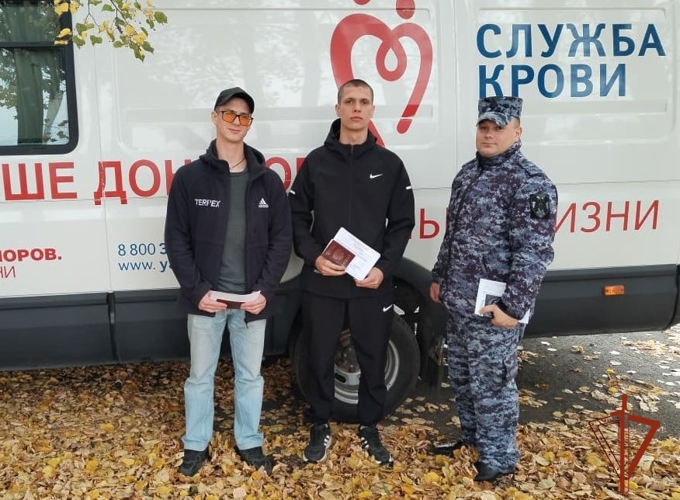 В Новосибирской области росгвардейцы сдали донорскую кровь