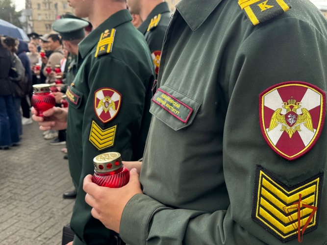 В Новосибирске сотрудники и военнослужащие Росгвардии приняли участие в памятной акции, приуроченной ко Дню солидарности в борьбе с терроризмом