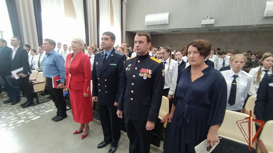 В День знаний представители Росгвардии обеспечили безопасность школьных линеек и поздравили учащихся с праздником