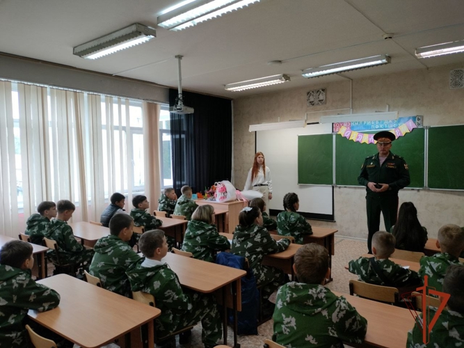 В День знаний представители Росгвардии обеспечили безопасность школьных линеек и поздравили учащихся с праздником