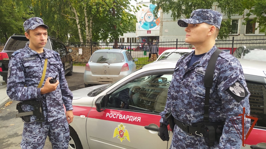 В День знаний представители Росгвардии обеспечили безопасность школьных линеек и поздравили учащихся с праздником