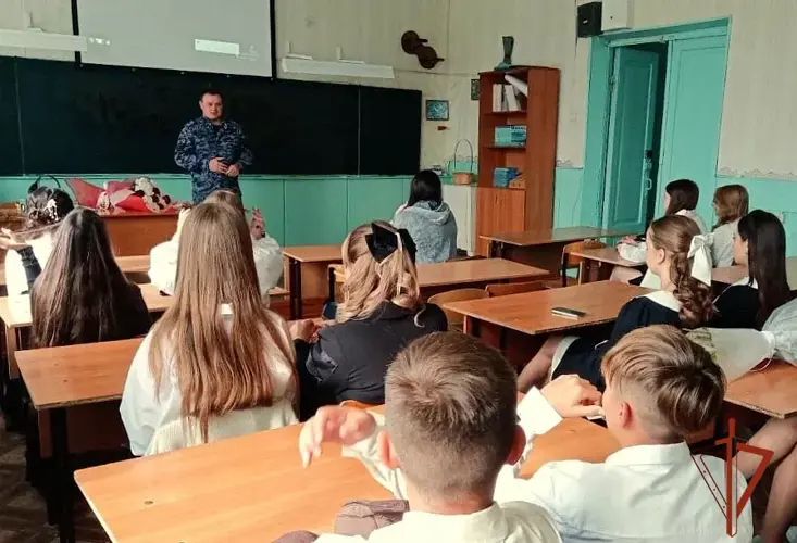 В День знаний представители Росгвардии обеспечили безопасность школьных линеек и поздравили учащихся с праздником
