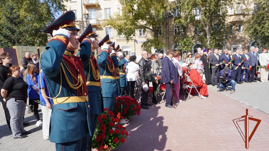Курсанты Новосибирского военного института Росгвардии отдали дань уважения мужеству жителей блокадного Ленинграда
