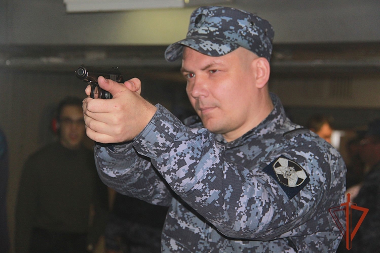В Новосибирске прошли соревнования по служебному троеборью среди сотрудников вневедомственной охраны Росгвардии